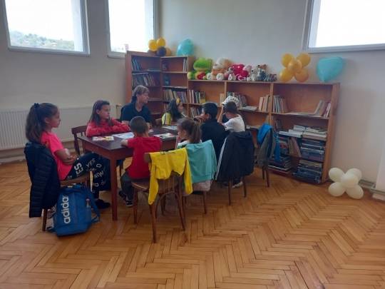 По случай 23 април - Международен ден на книгата учениците от първи и трети клас при ОУ "Христо Ботев" с ръководител г-жа Милка Расимова посетиха библиотеката на Читалището в с.Ореш